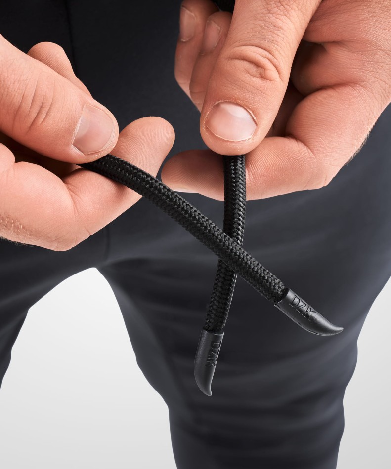 spodnie-dresowe-slim-czarne-jtcnw-wk-dzik-zdjecie-koncowki-sznurka-od-sciagacza