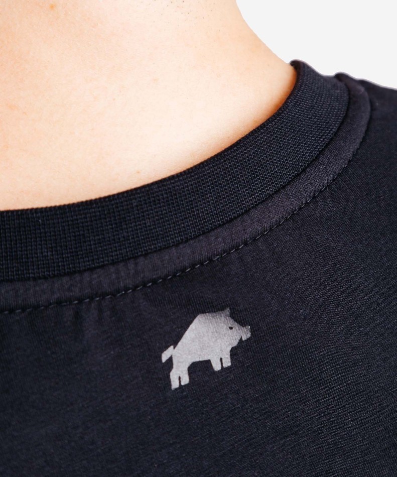 koszulka-slim-czarna-incognito-wk-dzik-basic-zdjecie-zblizenie-na-logo