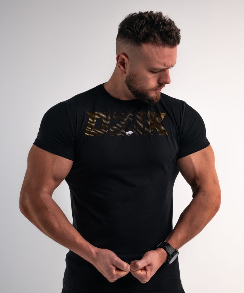 koszulka-slim-czarna-dots-wk-dzik-zdjecie-przod-poza
