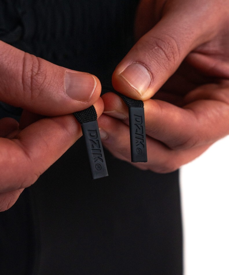 spodnie-dresowe-z-tkaniny-4-way-stretch-czarne-wk-dzik-zdjecie-koncowki-sznurka-od-sciagacza