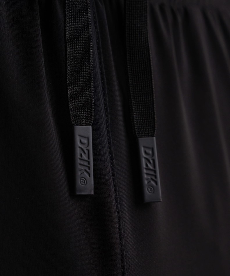 spodnie-dresowe-z-tkaniny-cargo-treningowe-czarne-wk-dzik-pro-zdjecie-koncowki-sznurka-od-sciagacza