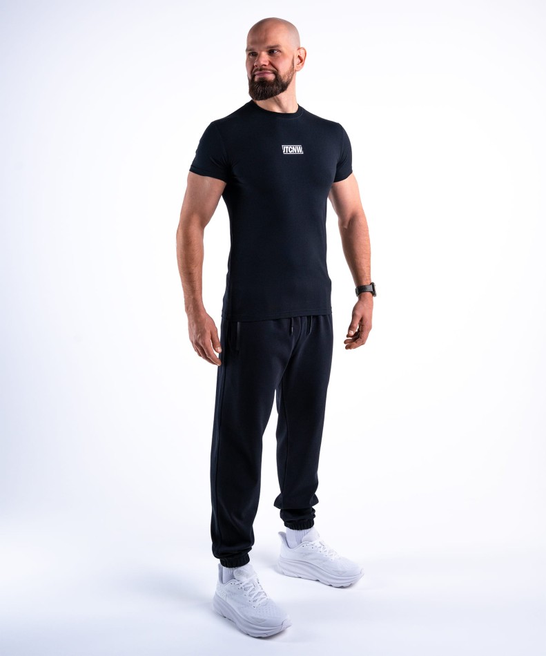 koszulka-slim-czarna-wk-dzik-jtcnw-v2-zdjecie-sylwetka