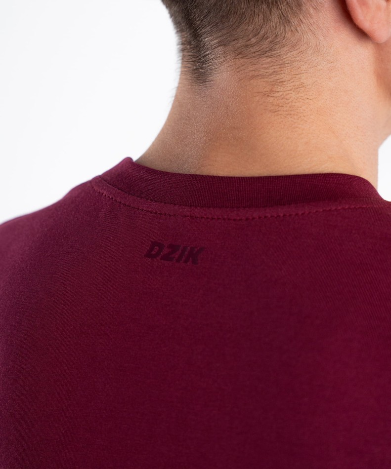 koszulka-slim-bordo-wk-dzik-basic-zdjecie-szyja-i-kark