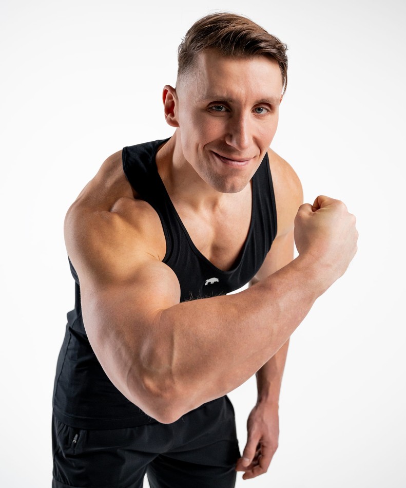koszulka-tank-top-bokserka-slim-czarny-wk-dzik-basic-zdjecie-przod-pozowane-biceps