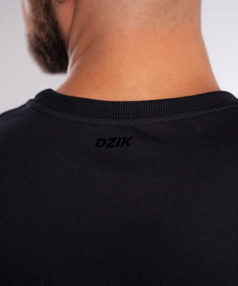 koszulka-oversize-czarna-wk-dzik-basic-zdjecie-szyja-i-kark