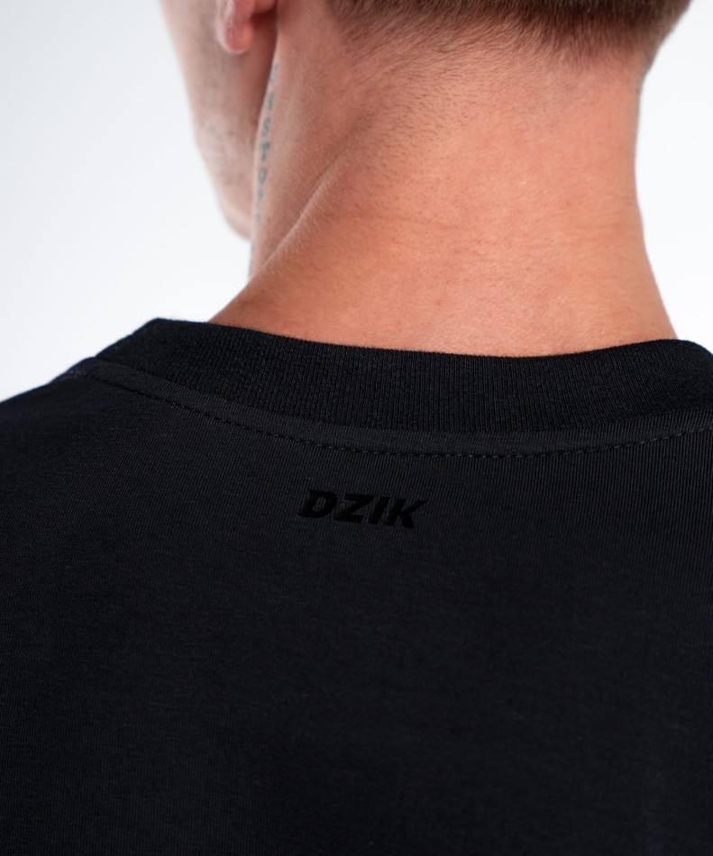 koszulka-longsleeve-slim-czarny-wk-dzik-basic-zdjecie-szyja-i-kark
