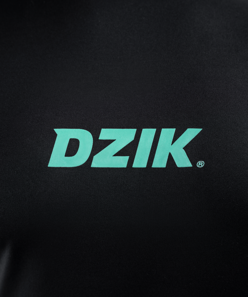 koszulka-biegowa-treningowa-regular-czarna-wk-dzik-pro-run-zdjecie-detal-logo-przod