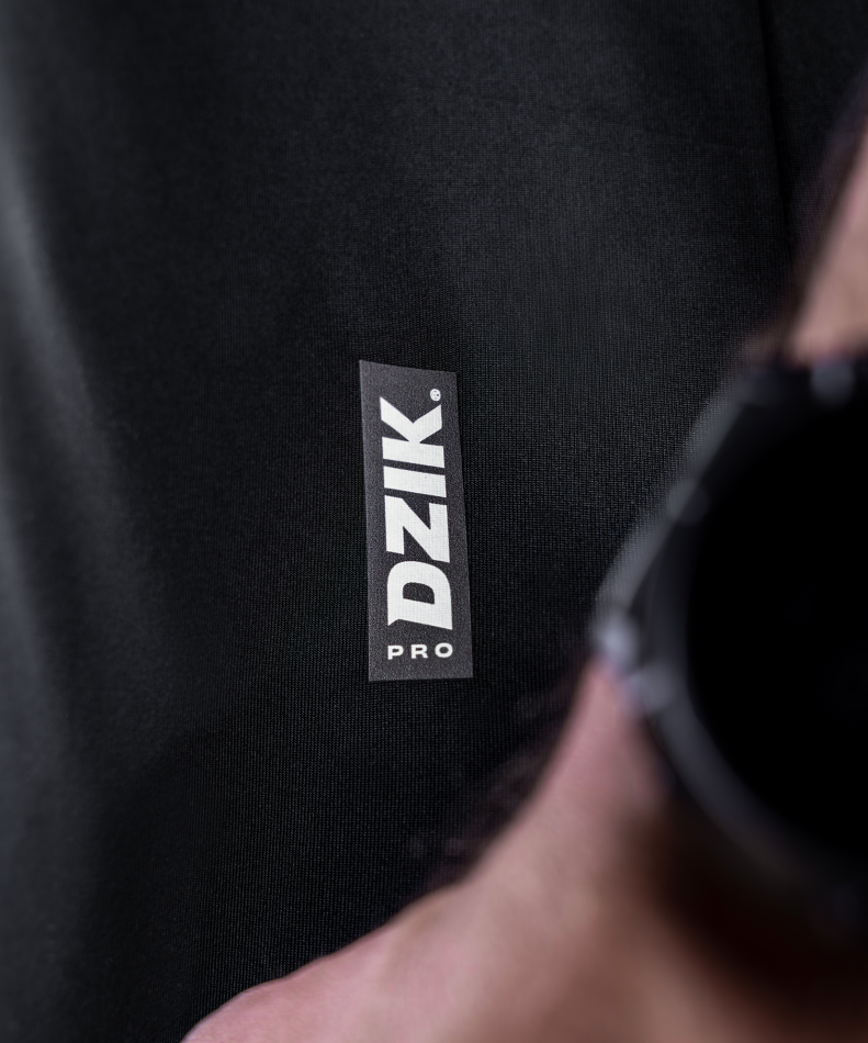 koszulka-biegowa-treningowa-regular-czarna-wk-dzik-pro-run-zdjecie-detal-logo