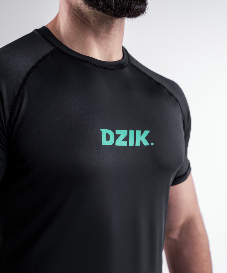 koszulka-biegowa-treningowa-regular-czarna-wk-dzik-pro-run-zdjecie-detal-logo-przod