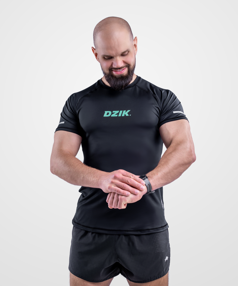 koszulka-biegowa-treningowa-regular-czarna-wk-dzik-pro-run-zdjecie-przod