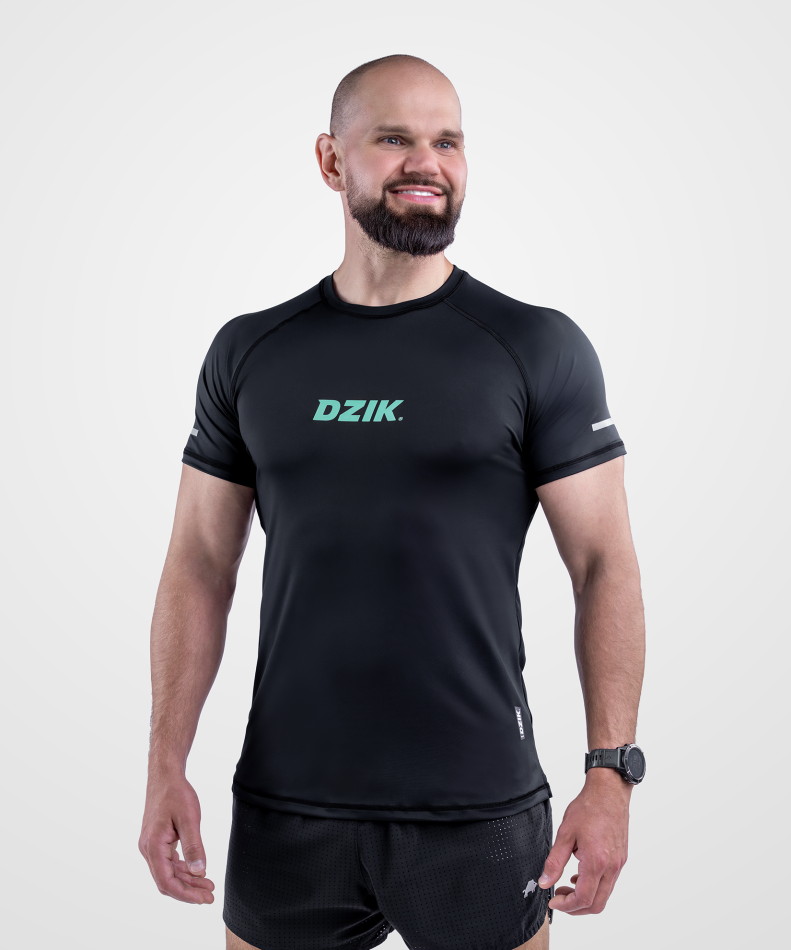 koszulka-biegowa-treningowa-regular-czarna-wk-dzik-pro-run-zdjecie-przod