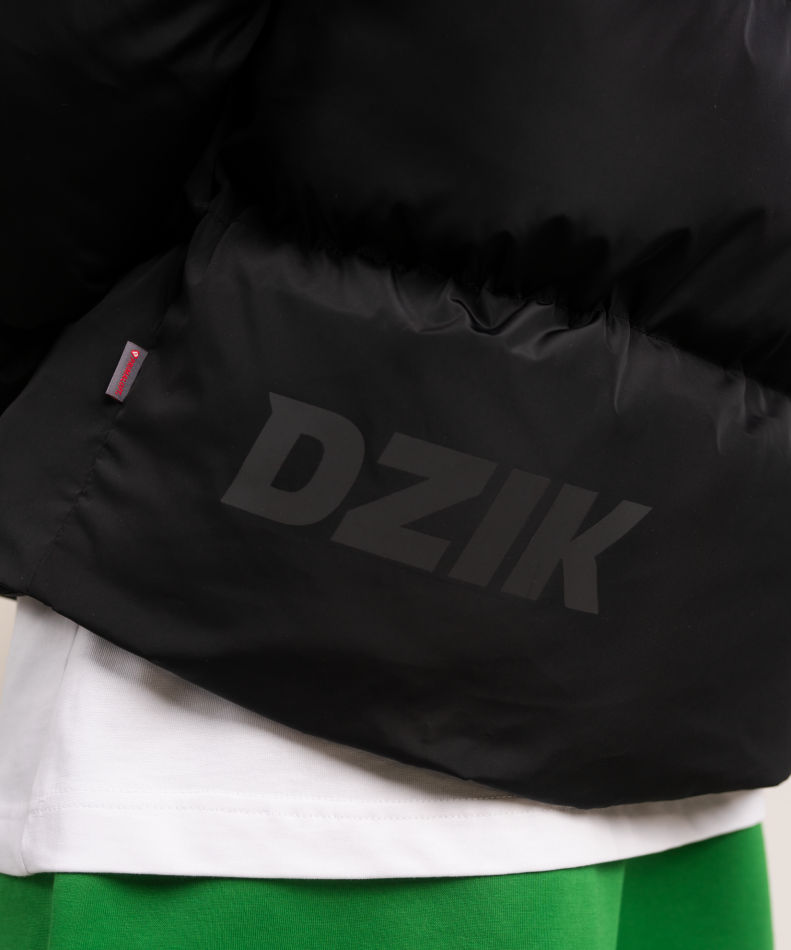 kurtka-zimowa-pikowana-oversize-czarna-wk-dzik-primaloft-zdjecie-detal-logo-z-tylu