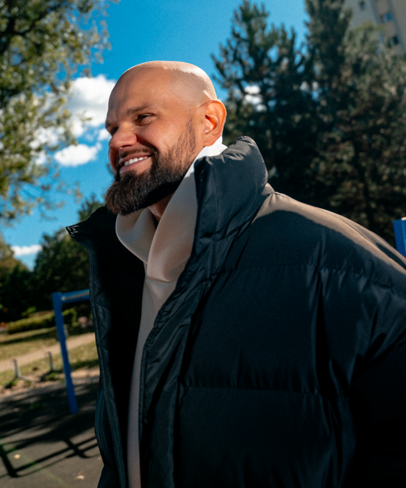 kurtka-zimowa-pikowana-oversize-czarna-wk-dzik-primaloft-zdjecie-od-boku-zblizenie-plener