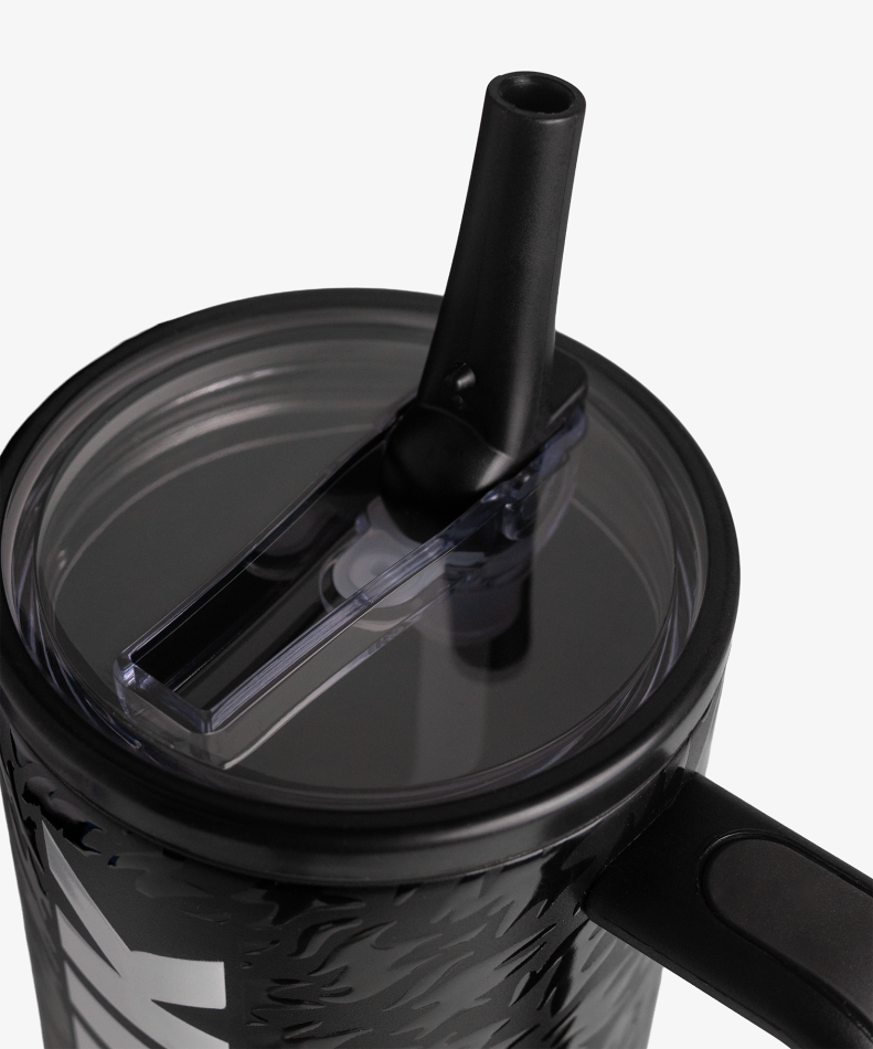 kubek-termiczny-ze-slomka-dzik-czarny-zdjecie-detal-wieczko