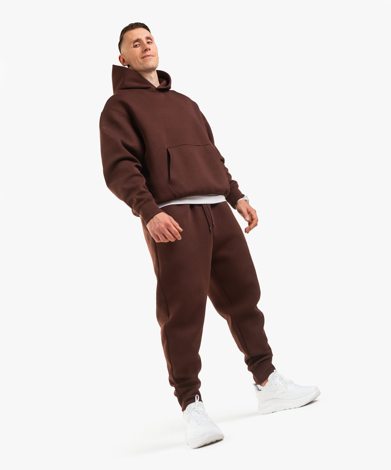 spodnie-dresowe-interlock-oversize-brazowe-wk-dzik-zdjecie-cala-sylwetka