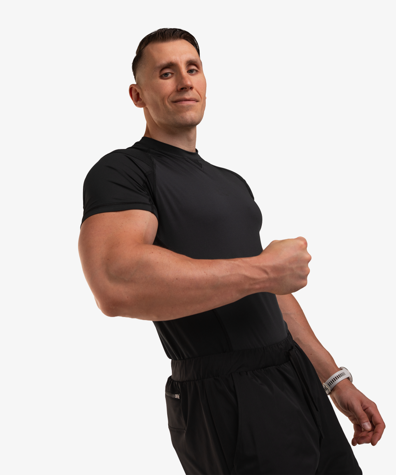 koszulka-z-perforacja-slim-czarna-wk-dzik-zdjecie-napiety-biceps