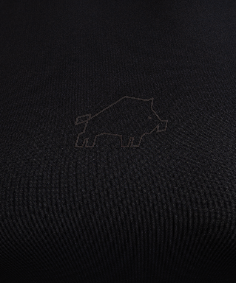 koszulka-z-perforacja-slim-czarna-wk-dzik-zdjecie-zblizenie-na-odblaskowe-logo