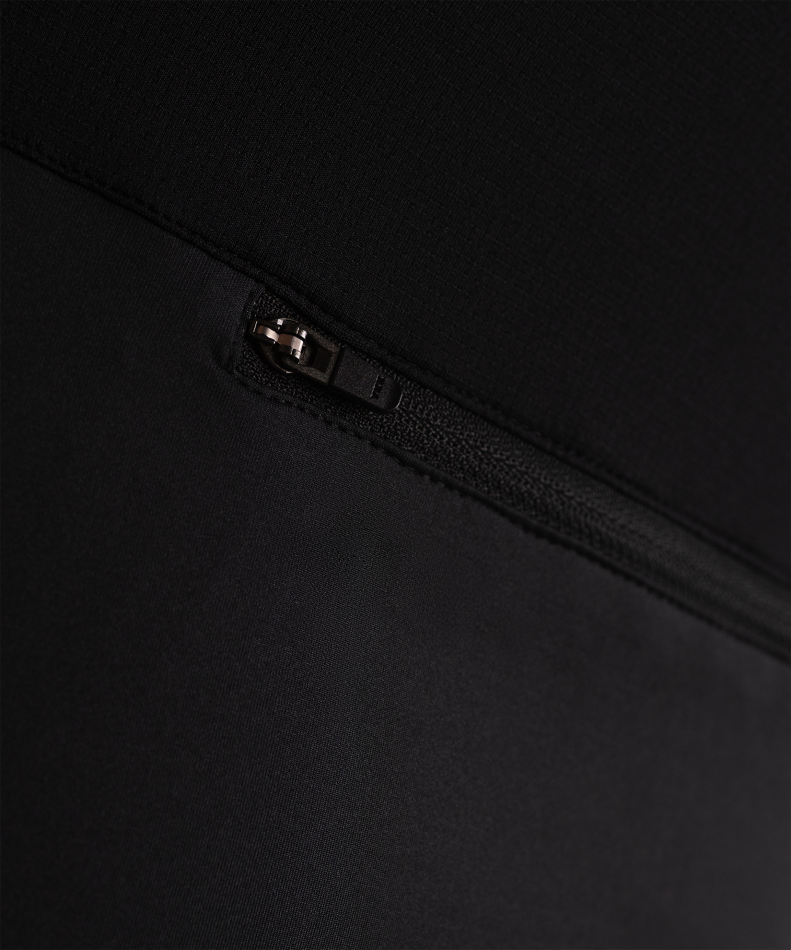 koszulka-z-perforacja-slim-czarna-wk-dzik-zdjecie-zblizenie-suwak-ykk