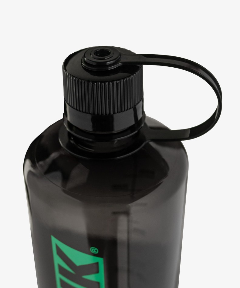 butelka-czarna-wk-dzik-z-miarka-zdjecie-detal-nakretka