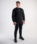 bluza-crewneck-czarna-wk-dzik-basic-zdjecie-calej-sylwetki
