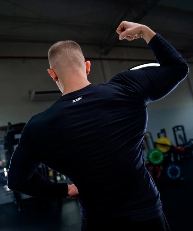 core-longsleeve-slim-black-img-4.jpg