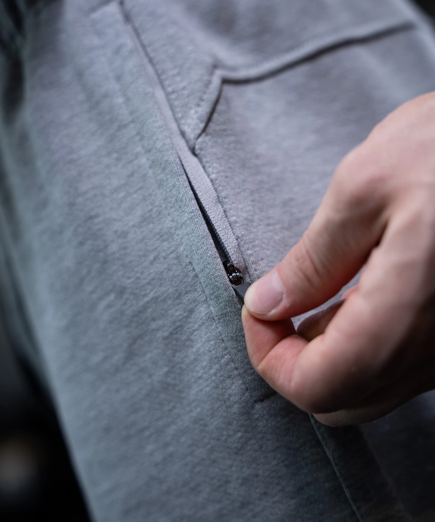CORE JOGGERS OVERSIZE GRAY MELANGE - zdjęcie suwaka