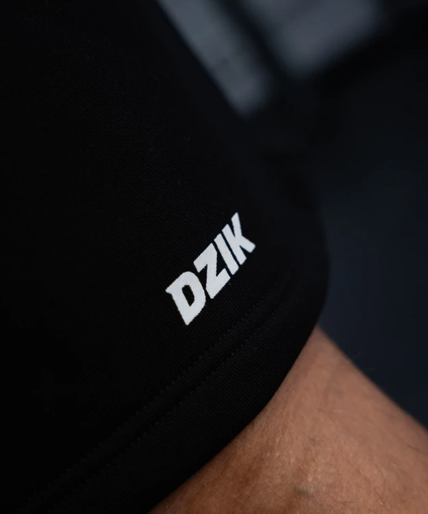 core-shorts-regular-black-zdjecie-detal-logo-dzik-z-tylu