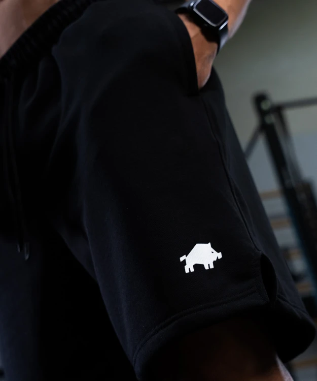 core-shorts-regular-black-zdjecie-detal-logo-dzik