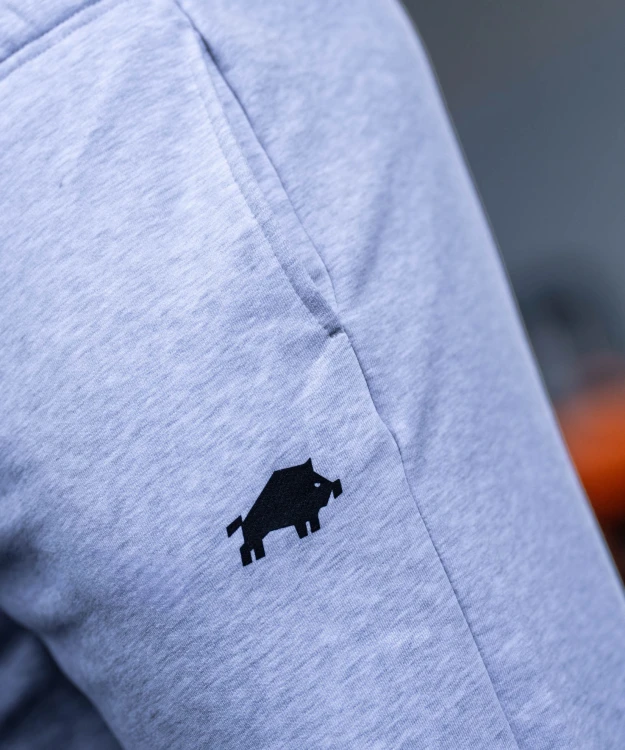 CORE JOGGERS REGULAR HEATHER GRAY - zdjecie detal logo