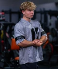 CORE JERSEY OVERSIZE ULTIMATE GRAY zdjęcie na modelu frontem