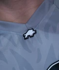 CORE JERSEY OVERSIZE ULTIMATE GRAY zbliżenie logo