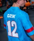CORE JERSEY OVERSIZE SKY BLUE zdjęcie koszulki na modelu tyłem