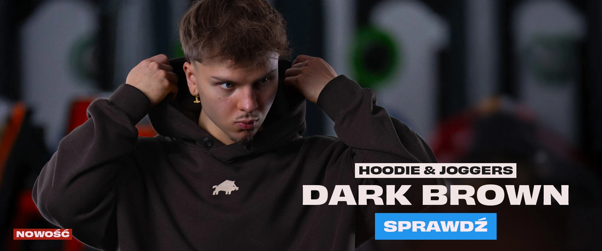 Zdjęcie modela w bluzie Core Hoodie Oversize Dark Brown