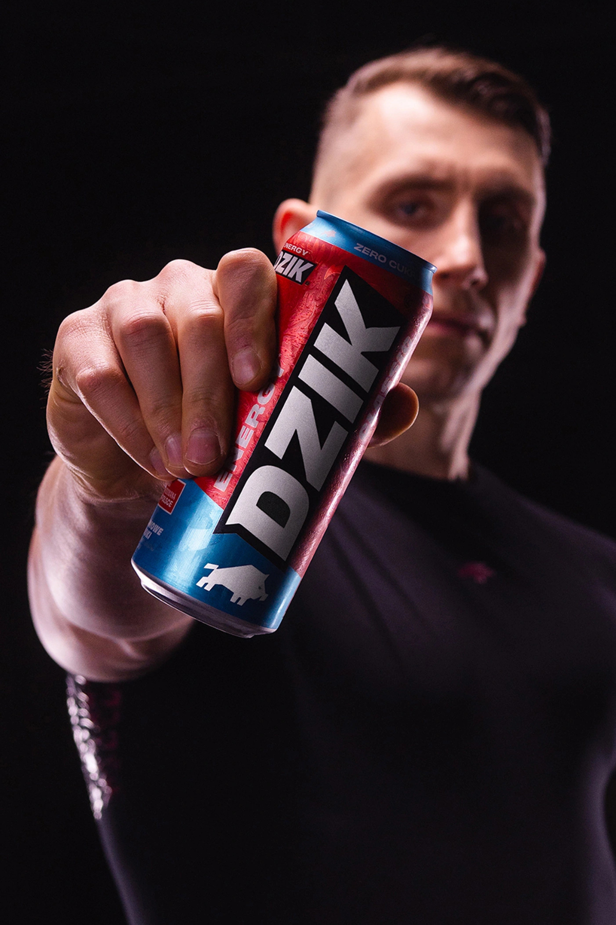 Zdjęcie przedstawia puszki napoju energy